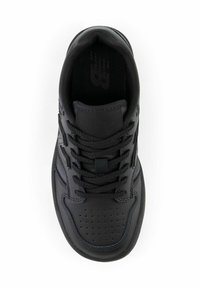 Baskets noires avec une tige en cuir lisse, bout rond, couture ton sur ton, boîte à orteils perforée et lacets noirs. Présente une semelle intérieure texturée.
