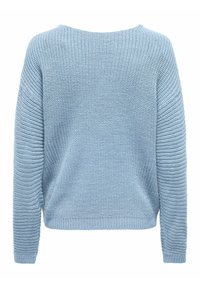 Šviesiai mėlynas megztinis, turintis laisvą siluetą, tekstūruotą audinį ir raštuotas rankogalius. Iš nugaros matomas nusileidęs pečių linija ir plati kaklo išpjova.