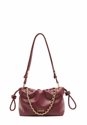 Sac à main en cuir bordeaux avec un design froncé, accent en chaîne dorée, bandoulière réglable et détail de logo. Dispose de poignées latérales nouées.