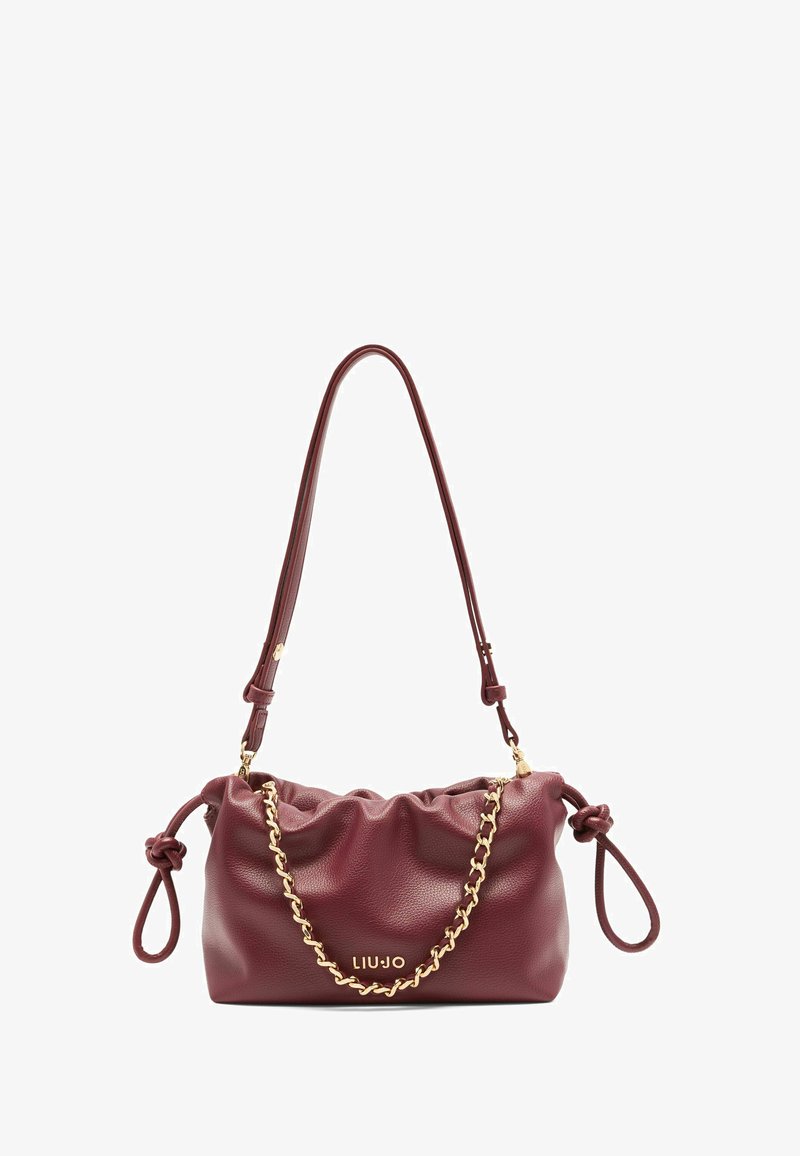 Sac à main en cuir bordeaux avec un design froncé, accent en chaîne dorée, bandoulière réglable et détail de logo. Dispose de poignées latérales nouées.