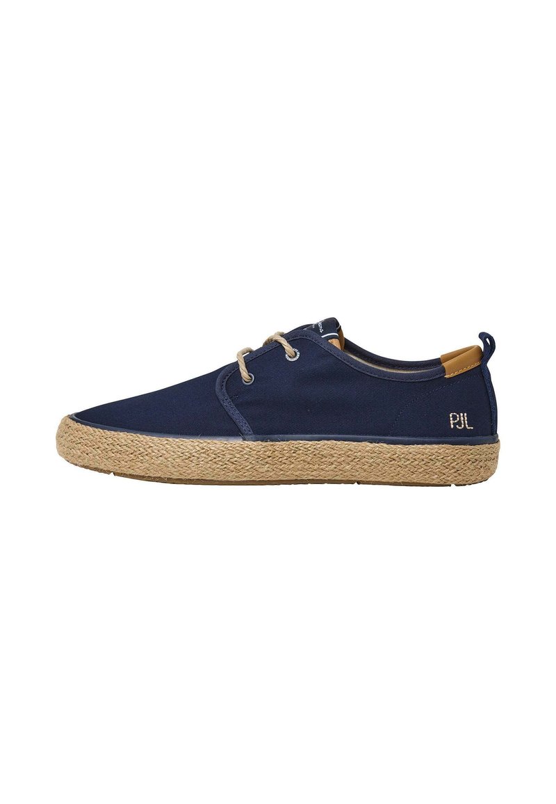 Sneakers in tela blu con suola in juta intrecciata. Presentano occhielli in metallo e un'accorta contrastante color cuoio sul tallone. Marchio cucito di lato.