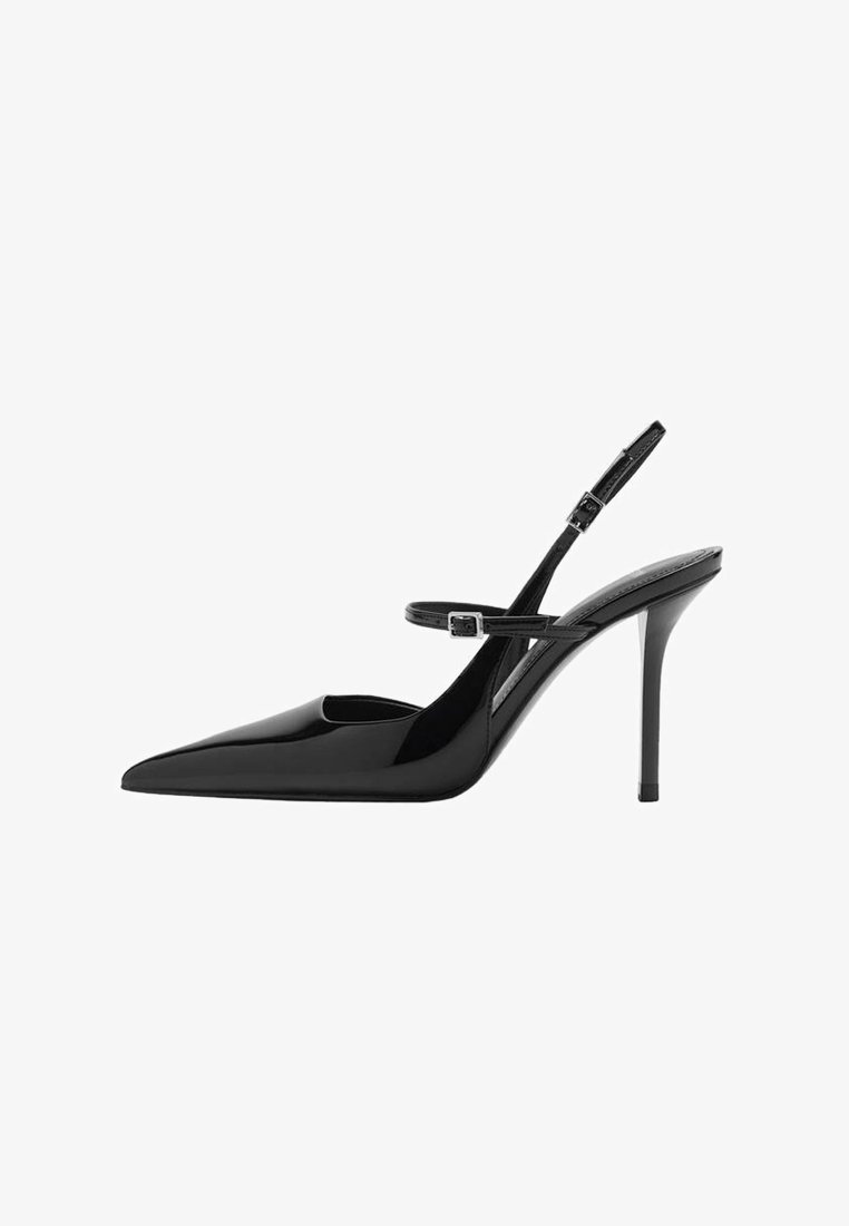 Tacones altos de charol negro con un diseño slingback, punta afilada, correa ajustable y tacón de aguja. Superficie lisa con un acabado brillante.
