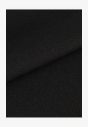 Mustmust kangas sujuva tekstuuriga ja kerge läikega. Materjal on pehme, paindlik ning näib omavat peent kudumist ilma nähtavate mustriteta.