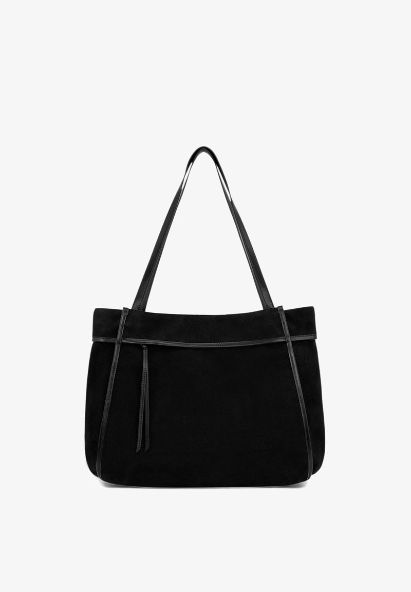 Sac fourre-tout en daim noir avec double anses épaules, forme plate rectangulaire, design minimaliste, avec des accents en cuir et un détail subtil en franges.