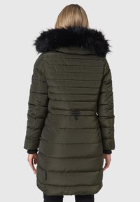 Grüne Pufferjacke mit horizontalem Steppmuster, schwarzem Kunstpelzkragen, langen Ärmeln und einem Taillenzugdetail, vor einem grauen Hintergrund.