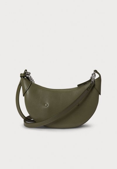 Borsa a tracolla in pelle verde oliva con forma curva, design minimalista e dettagli decorativi con bottoni. Tracolla regolabile con dettaglio a catena.