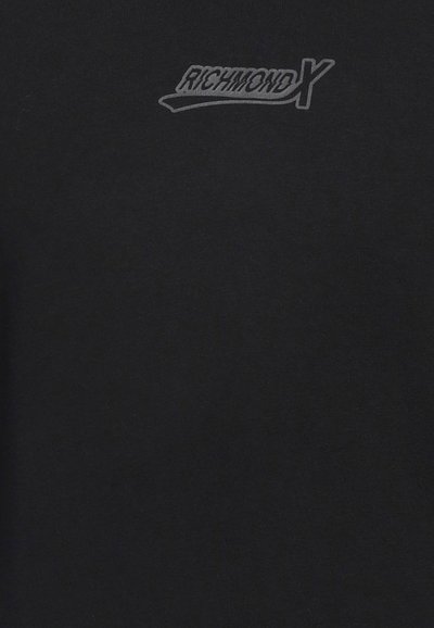 T-shirt di cotone nera con un piccolo logo grigio "RICHMOND X" sul davanti. Texture liscia e design semplice senza motivi.