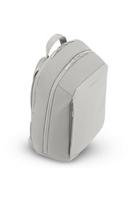 Grå ryggsäck med en slät, texturerad yta. Har flera dragkedjor, en unik form med rundade kanter och en minimalistisk logodetalj.