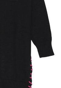 Maglione nero lavorato a maglia con una vestibilità ampia, maniche lunghe e dettagli di laccetto rosa vivace lungo i lati. Polsini e orlo a coste.