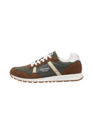 Zapatilla baja con ante marrón, malla verde, cordones blancos y rayas beige en el lateral, con la marca "JACK & JONES EST. 1990".