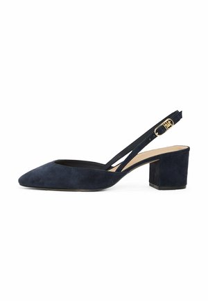 Granatowy zamszowy but na obcasie typu slingback z ostrym noskiem, średnim blokowym obcasem i złotym paskiem z klamrą na białym tle.