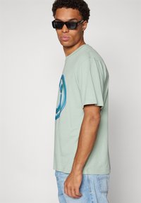 HUGO NAKOREE - Μπλουζάκι με στάμπα - light/pastel green