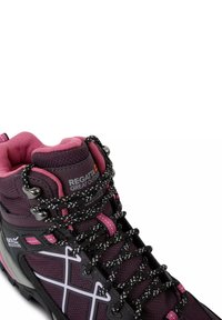 Botte de randonnée Regatta Outdoors violette et rose avec des lacets noirs et blancs, tige en mesh respirant et col de cheville rembourré.