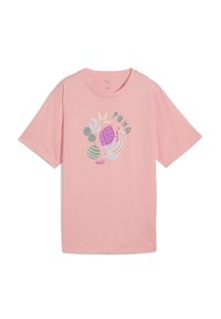 Ljusrosa t-shirt med kort ärm som har en cirkulär grafik med färgglada former, ordet "PUMA" och en logotyp på framsidan.
