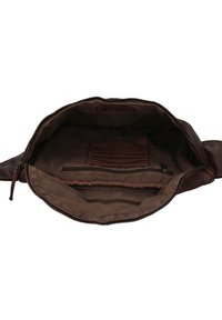 Braune Leder-Umhängetasche mit einem Reißverschluss, die über ein geräumiges Innenfach mit einem glatten Stofffutter und einer Reißverschlusstasche verfügt.