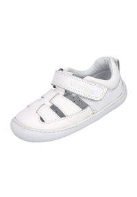 Sanda cuya parte superior es de cuero blanco, con un diseño abierto, correa ajustable de velcro y detalles perforados para una mejor transpirabilidad. Suela plana de goma.