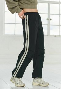 Next SIDE JOGGERS  - Verryttelyhousut - black ecru cream