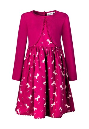 Langärmeliges magentafarbenes Kleid mit passendem Bolero, versehen mit weißen Pferde- und Hufeisenmustern auf dem Rock.