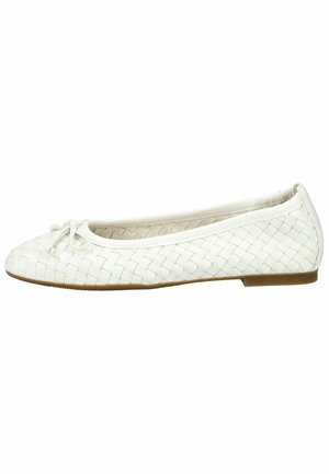 Biały, pleciony baletka z okrągłym noskiem, małą kokardką i płaską brązową podeszwą.