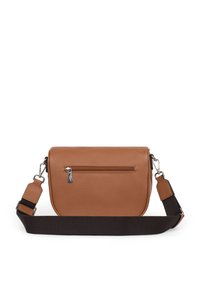 Borsa a tracolla in pelle marrone con tasca frontale con zip, tracolla nera regolabile e superficie liscia. Forma rettangolare con un design robusto.