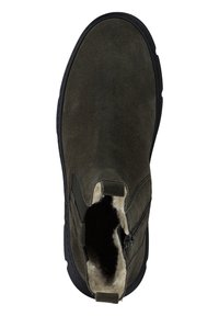 Olijfgroene suède enkelboot met een zwarte rubberen zool, een gladde textuur en een ritssluiting. Gevoerd met zachte bont voor extra warmte.