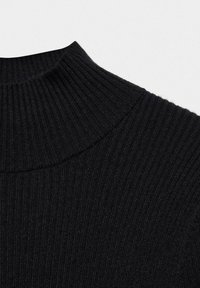 Col noir en maille côtelée, avec un design à col montant et une finition texturée, mettant en avant le motif tricoté et les contours.