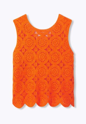 Haut sans manches en crochet orange vif avec motifs floraux circulaires et ourlet festonné.