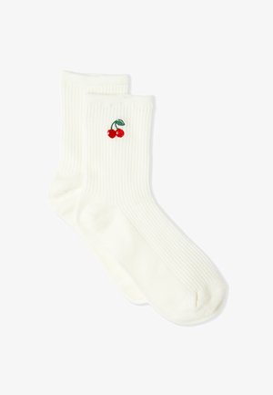 Weiße gerippte Socken mit einem gestickten Kirschmotiv in Rot und Grün, mit weicher Textur und klassischer Sockengestalt.