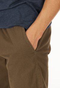 Cruz GILCHREST - Shorts - tarmac