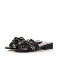 Sandali neri slip-on con un design a fascia ampia, dettagli testurizzati e un tacco a blocco basso. La soletta è viola con una finitura morbida.