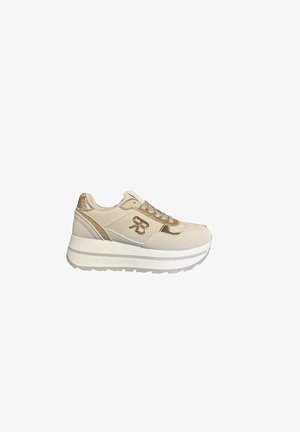 Sneaker platform beige e oro con suola spessa bianca, con lacci sul davanti e logo "RB" sul lato.