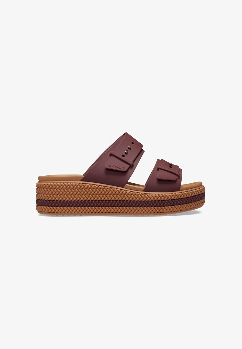 Sandale à plateforme avec semelle tressée beige et marron foncé, deux brides réglables bordeaux et semelle rembourrée.