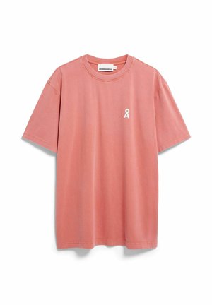 T-shirt met korte mouwen en ronde hals in verweerd koraalroze katoen met een klein wit logo-accent op de linkerborst. Zachte textuur en losse pasvorm.
