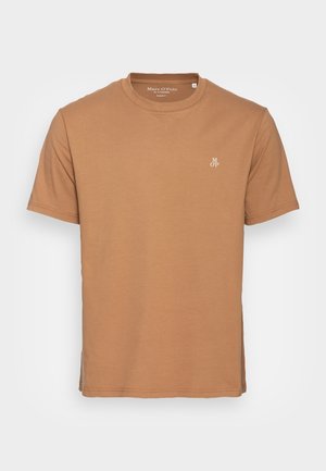 Brun t-shirt med korte ærmer og rund hals med lille hvidt MOP-logo på venstre bryst, vist på en ensfarvet baggrund.