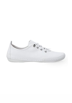 Weiße Freizeitschuhe aus strukturiertem Leder mit runden silbernen Ösen und einer genähten Gummisohle, die eine abgerundete Zehenpartie und ein niedriges Profil aufweisen.