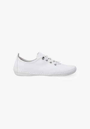 Weiße Freizeitschuhe aus strukturiertem Leder mit runden silbernen Ösen und einer genähten Gummisohle, die eine abgerundete Zehenpartie und ein niedriges Profil aufweisen.