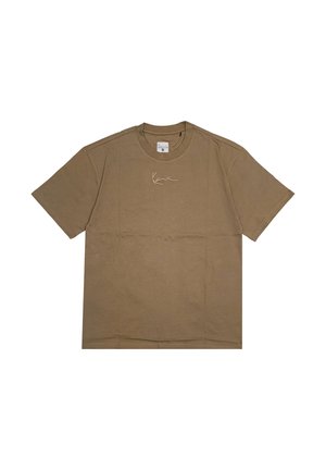Braun kurzärmliges Rundhals-T-Shirt mit kleinen weißen, kursiven Text, der auf der Brust zentriert ist, sowie einem Größenetikett im Kragen.