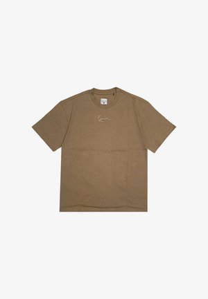 Brun kortærmet t-shirt med rund hals og lille hvid kursiv tekst centreret på brystet samt en størrelseslabel indeni kraven.