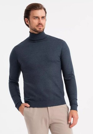 Pull à col roulé bleu marine foncé en tissu tricoté doux, avec des manches longues, un design ajusté et des bords côtelés aux poignets et à l'ourlet.