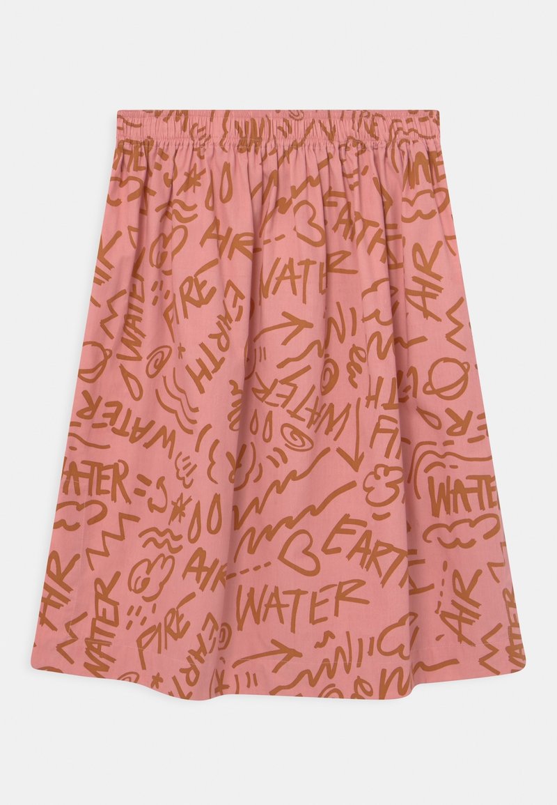 Jupe rose avec une taille élastique ornée de motifs de texte abstraits bruns, incluant des mots comme "EAU", "FEU" et "TERRE". Texture lisse.
