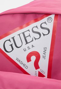 Guess CORE UNISEX - Nahrbtnik - juicy pink