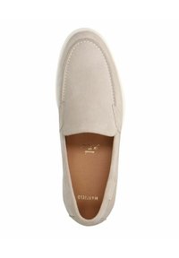Beige Wildleder Slipper mit abgerundeter Zehenpartie und minimalen Nähdetails. Weiche Innenausstattung und flache Gummisohle. Goldenes Logo auf der Innensohle.