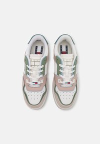 Baskets avec une base en cuir blanc, des accents roses et verts, des détails bleus autour du collier, une pointe perforée et un logo sur la languette.