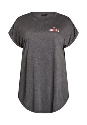 Camiseta de manga corta de color gris oscuro con los puños remangados y texto "Snooze" acompañado de dos cerezas bordadas en la parte superior izquierda del pecho.