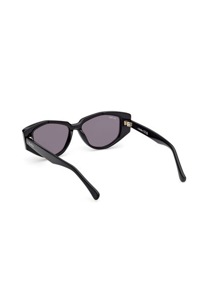 Schwarze Cat-Eye-Sonnenbrille mit grauen getönten Gläsern, schlankem Kunststoffrahmen und dezenten goldenen Details am Scharnier. Glatte, glänzende Oberfläche.