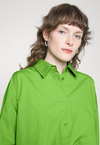 mbyM BRISA BOXY - Blusa com botões - kiwi