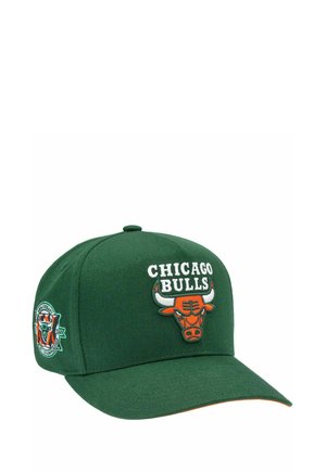 Grüne Chicago Bulls Baseballkappe mit orangefarbenem Stier-Logo und weiß besticktem Teamnamen vorne, plus einem Seitenpatch mit Text und Grafik.