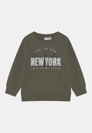 Sweatshirt vert olive avec un col rond, des poignets côtelés et une poche avant. Affiche une impression avec le texte "NEW YORK" et des graphiques de la skyline de la ville.