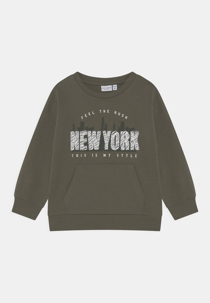 Sweatshirt vert olive avec un col rond, des poignets côtelés et une poche avant. Affiche une impression avec le texte "NEW YORK" et des graphiques de la skyline de la ville.