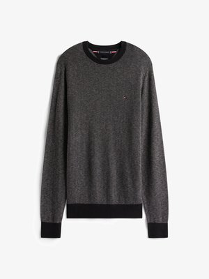 Szary sweter dzianinowy w wzór jodełki, z czarnym prążkowanym dekoltem i mankietami, z małym kolorowym logo na klatce piersiowej.